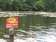 Kiosk-Schild im Wasser
