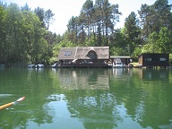 Reetdachhaus im Wasser